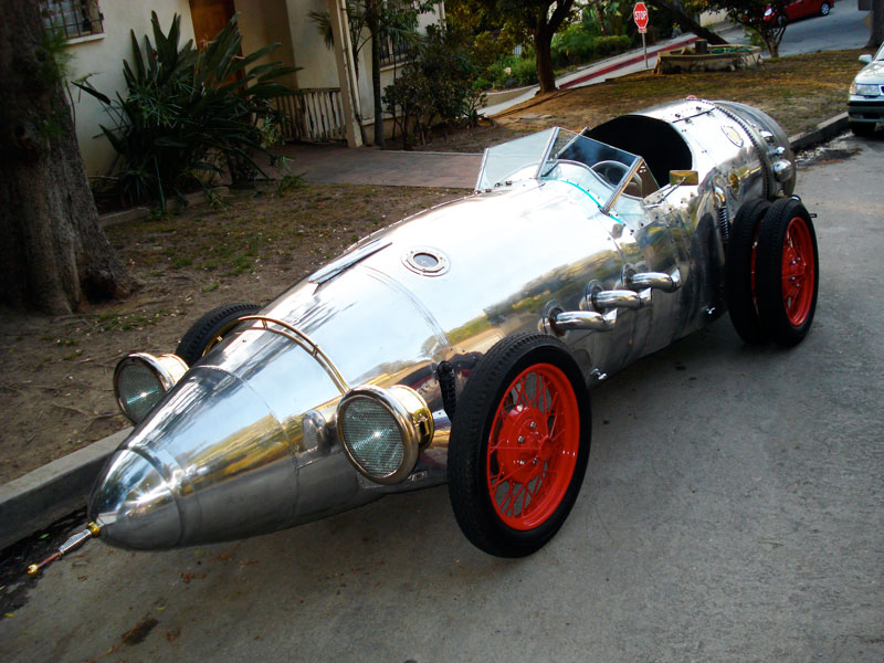 Illustration for article titled Rocket Car Mod is Like Steampunked Chitty Chitty Bang Bang